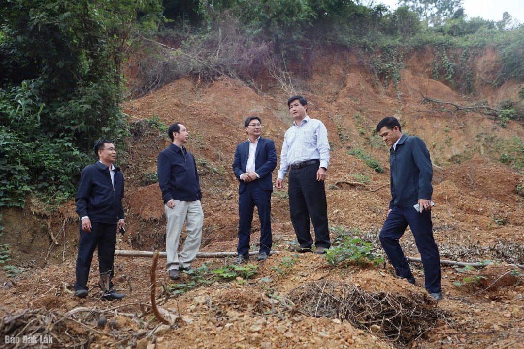 Phó Chủ tịch UBND tỉnh Nguyễn Thiên Văn kiểm tra các điểm sạt lở đất nguy hiểm tại xã Cư Pui